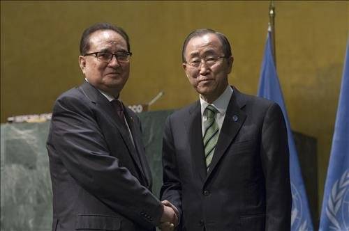 반기문 유엔 사무총장이 2016년 4월 22일(현지시간) 파리 기후변화협정 서명식이 열린 미국 뉴욕 유엔본부에서 이수용 당시 북한 외무상과 만나 악수하는 모습. 연합뉴스