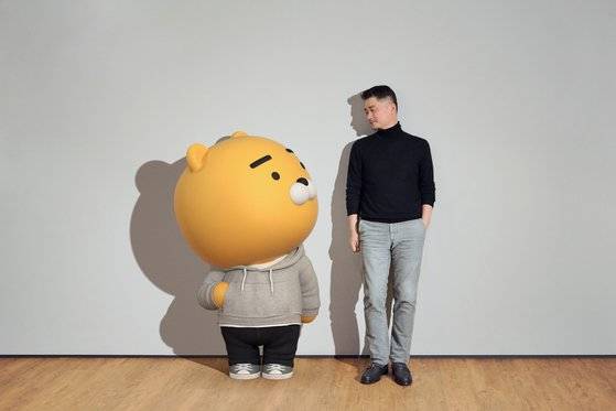 김범수 카카오 이사회 의장과 카카오프렌즈 대표 캐릭터 라이언. [사진 카카오 브랜드 커뮤니케이션 채널 카카오 나우]