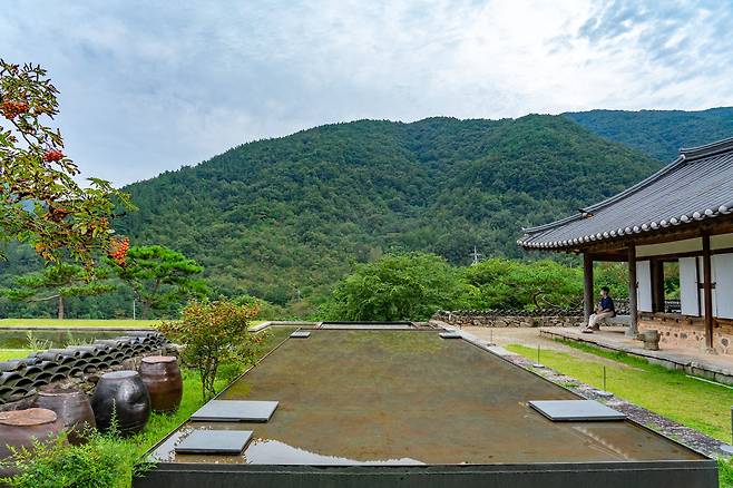 완주 소양면 오성한옥마을은 조용히 은둔하기에도, 차 한잔 기울이며 쉬어가기에도 그만인 장소다. 마을 꼭대기의 아원고택은 방탄소년단도 발 도장을 찍고 간 명소다.
