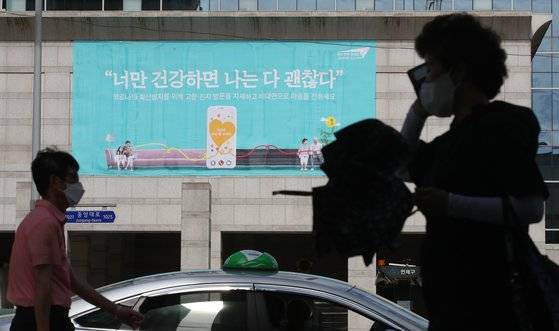 15일 부산 연제구 부산시의회 외벽에 코로나19 확산 방지를 위해 추석 연휴 때 고향 방문을 자제하고 비대면으로 안부를 전하자는 현수막이 내걸려 있다. 송봉근 기자