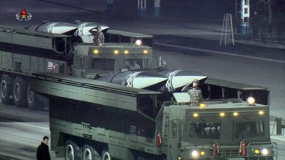 지난 1월 14일 북한 평양 김일성광장에서 열린 조선노동당 제8차 대회 기념 열병식에서 '북한판 이스칸데르'로 불리는 KN-23 개량형 탄도미사일이 등장하고 있다. 조선중앙TV 캡처