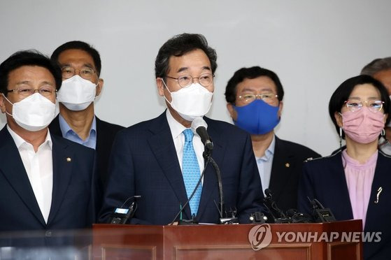 이낙연 전 민주당 대표가 16일 광주시의회에서 기자회견을 열고 지지를 호소하고 있다. 연합뉴스