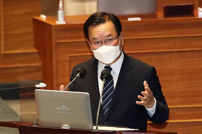 16일 국회 본회의장에서 열린 교육·사회·문화 분야 대정부 질문에서 김부겸 국무총리가 의원들의 질문에 답하고 있다. 뉴스1