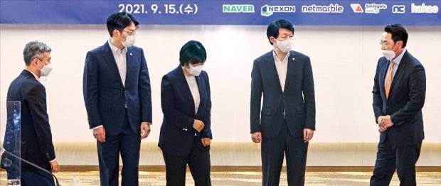 안경덕 고용노동부 장관이 15일 서울 을지로 프레지던트호텔에서 주요 정보기술(IT) 기업 최고경영자(CEO)들을 만나 청년 일자리 확대를 주문했다. 왼쪽부터 성준호 스마일게이트홀딩스 대표, 이승원 넷마블 대표, 한성숙 네이버 대표, 안 장관, 여민수 카카오 대표.  /뉴스1