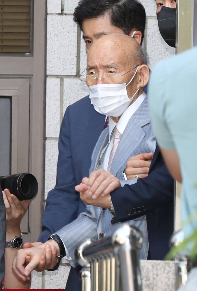 고 조비오 신부의 명예를 훼손한 혐의로 항소심 재판을 받는 전두환씨가 9일 오후 전남 광주지방법원에서 열린 네번째 항소심 공판에 피고인 신분으로 참석출석했지만 호흡 곤란 등 건강이상을 호소하며 재판 시작 25분 만에 퇴정하고 있다. 김기남 기자