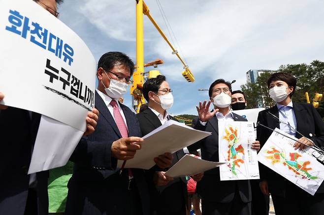 국민의힘 김은혜(오른쪽부터), 송석준, 박수영, 이헌승 등 ‘이재명 대장동 게이트 진상조사 TF’  의원들이 16일 경기 성남시 분당구 대장동 개발현장을 찾아 현장을 확인하고 있다.  국회사진기자단