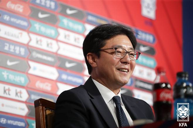 “자신있습니다” 황선홍 신임 23세 이하 축구대표팀 감독이 16일 서울 신문로 축구회관에서 취임 기자회견을 하고 있다. 대한축구협회 제공