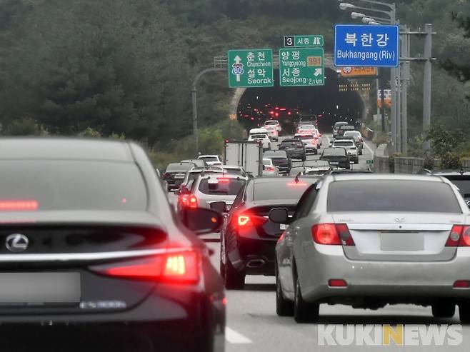 서울양양고속도로 양양방면 일부 구간 정체 현상. 박태현 기자