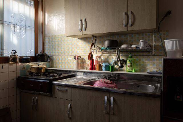 70대 독거노인이 살던 인천 서구 한 주택의 부엌 사진. 아시아문화원·박민구 작가 제공