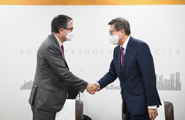 박형준 부산시장과 프랑수아 프로보 르노그룹 부회장(왼쪽)이 손잡고 미래 차 전략산업 생태계 구축과 청년 일자리 창출에 나서기로 했다. 부산시