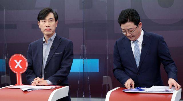 국민의힘 대권주자인 유승민 전 의원(오른쪽), 하태경 의원이 16일 서울 중구 TV조선 스튜디오에서 열린 제20대 대통령선거 경선후보자 1차 방송토론회에서 토론을 준비하고 있다. 국회사진기자단