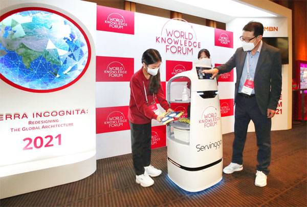 세계지식포럼 사무국은 우리로봇이 개발한 `서빙고`를 배치해 손소독제와 마스크를 배부했다. 코로나19 우려를 덜고 세계지식포럼을 즐기게 하기 위한 조치다.  [이충우 기자]