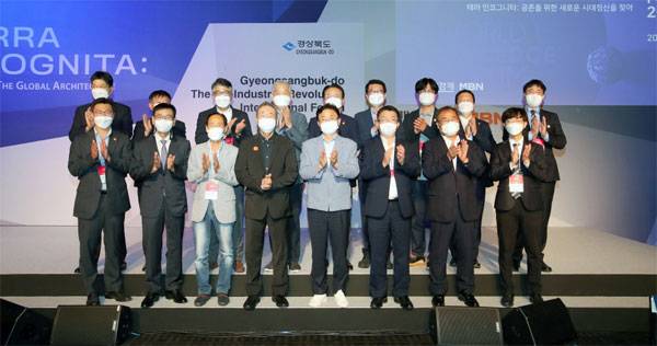 16일 열린 세계지식포럼 `경상북도 특별세션`에서 참석자들이 박수를 치고 있다. 앞줄 왼쪽 넷째부터 장대환 매경미디어그룹 회장, 이철우 경북도지사, 장상길 경북도 과학산업국장, 하인성 경북테크노파크 원장. [이충우 기자]