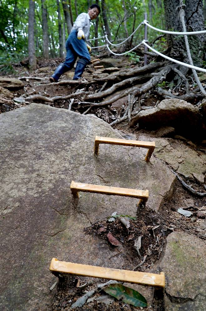 기차산 해골바위 가는 길은 막판 급경사의 고비를 넘어야 한다.