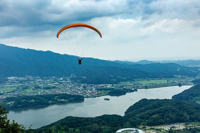경각산 패러글라이딩 활공장에서 내려다본 구이저수지와 대한민국술박물관 끄트머리.