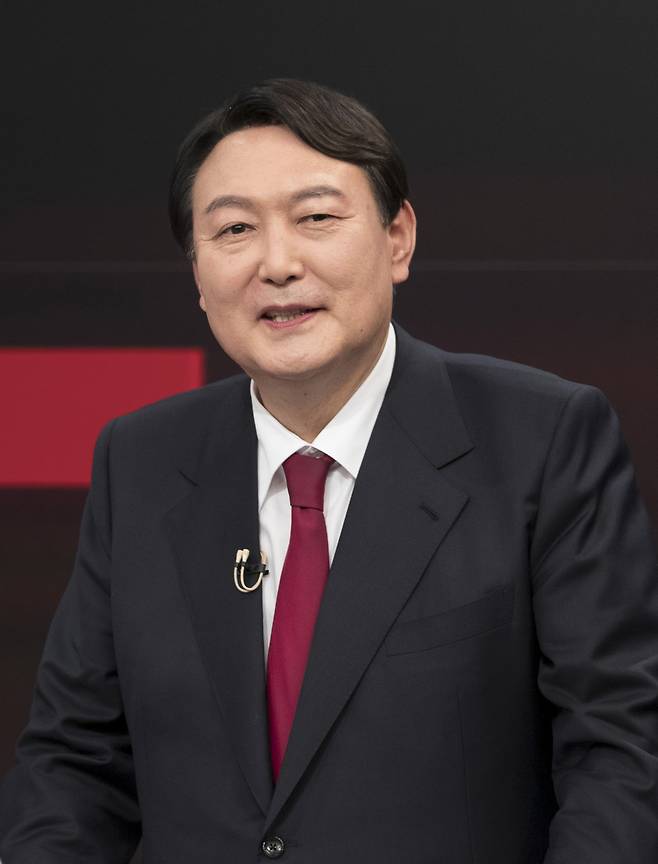 국민의힘 대권주자인 윤석열 전 검찰총장이 16일 서울 중구 TV조선 스튜디오에서 열린 제20대 대통령선거 경선후보자 1차 방송토론회에서 토론을 준비하고 있다. [연합]