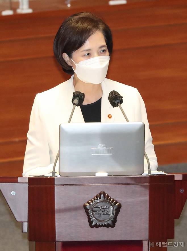 유은혜 사회부총리 겸 교육부 장관이 16일 오후 서울 여의도 국회에서 열린 제391회국회(정기회) 제7차 본회의 교육·사회·문화 분야 대정부질문에 출석해 최형두 국민의힘 의원의 질의에 답변하고 있다. [이상섭 기자/@babtong]