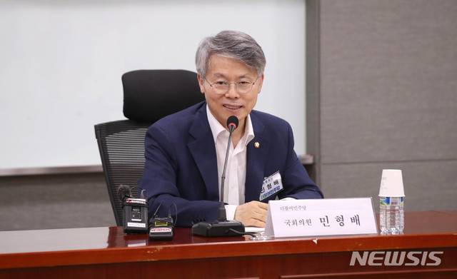 [서울=뉴시스]김선웅 기자 = 민형배 더불어민주당 의원이 6일 서울 여의도 국회에서 열린 포스트 코로나19, 한의사 한의대를 활용한 의사인력 확충 방안 국회 간담회에서 인사말을 하고 있다. 2020.08.06. mangusta@newsis.com