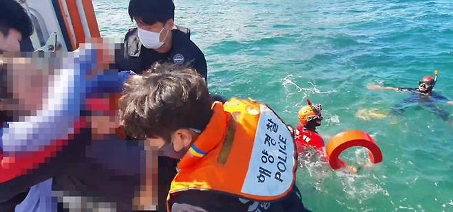 [속초=뉴시스] 김경목 기자 = 16일 오후 강원 속초해양경찰서 경찰관들이 속초시 영금정 앞바다에 빠진 40대 여성을 구조해 경비함정으로 옮기고 있다. 일행인 50대 남성은 숨진 채 발견됐다. (사진=속초해양경찰서 제공) 2021.09.16. photo@newsis.com *재판매 및 DB 금지