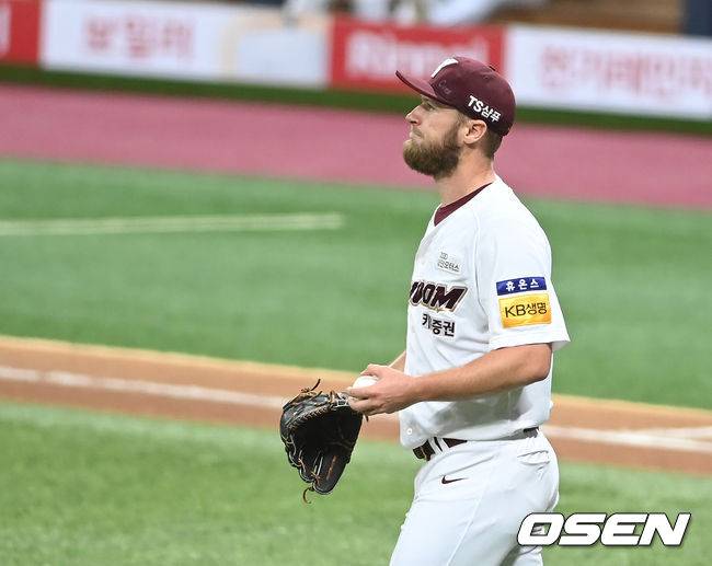 [OSEN=고척, 곽영래 기자]6회초 무사 만루 키움 요키시가 한화 최재훈에게 2타점 적시타를 허용한 뒤 아쉬워하고 있다. 2021.09.16/ youngrae@osen.co.kr