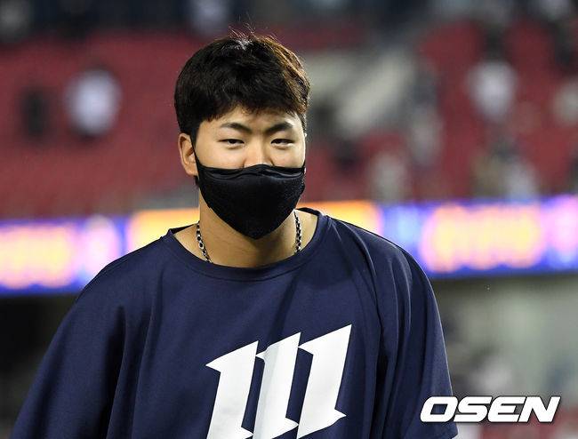 [OSEN=잠실, 이대선 기자]두산은 23일 잠실구장에서 열린 ‘2021 신한은행 SOL KBO 리그’ NC 다이노스와 시즌 1차전에서 5-1 승리를 거뒀다. 전날(22일) 부산 원정에서 롯데 자이언츠를 13-1로 완파하고 올라온 두산은 NC를 꺾고 2연승에 성공했다.경기 종료 후 NC 송명기가 경기장을 나가고 있다. /sunday@osen.co.kr