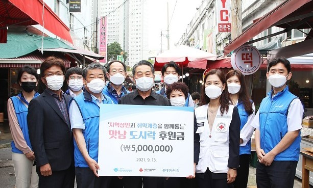 ‘맛남도시락' 지원 사업을 펼친 직원들이 기념 촬영을 하고 있다. 한국장학재단 제공