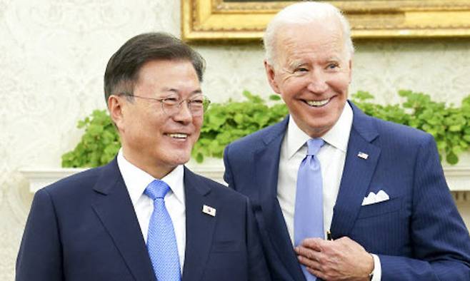 미국을 방문중인 문재인 대통령이 지난 5월 21일(현지시간) 백악관 오벌오피스에서 열린 소인수 회담에서 조 바이든 미국 대통령과 인사하고 있다. 워싱턴=연합뉴스