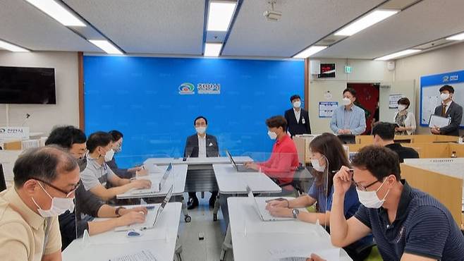 박상돈 천안시장이 16일 천안시청 브리핑실에서 기자간담회를 갖고 소득상위 12% 시민들에 대한 지방재정부감 국가지원금 지급 반대입장을 밝혔다.