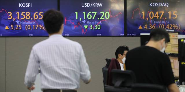 16일 서울 명동 하나은행 본점 딜링룸에서 한 직원이 코스피 현황판을 향해 걸어가고 있다./연합뉴스