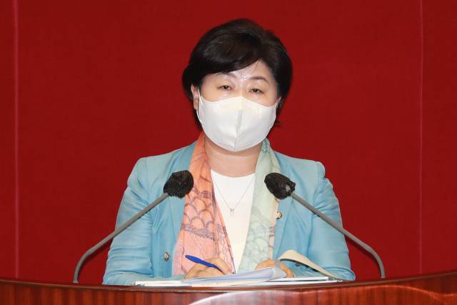 서영교 더불어민주당 의원이 16일 서울 여의도 국회 본회의에서 교육·사회·문화 분야 대정부질문을 하고 있다. /권욱 기자