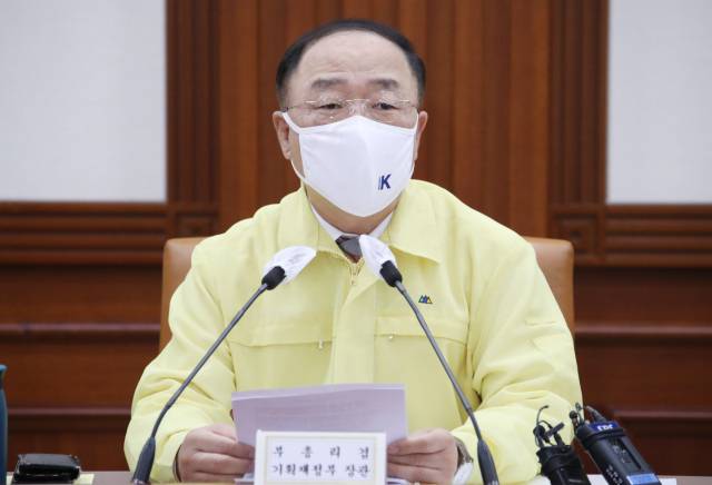 홍남기 부총리 겸 기획재정부 장관이 16일 정부서울청사에서 열린 제45차 비상경제 중앙대책본부 회의를 주재하며 발언하고 있다. /연합뉴스