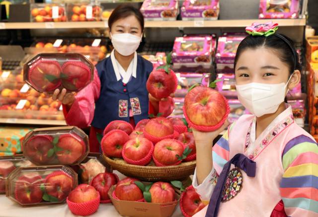 이마트 모델들이 16일 오전 서울 성동구 이마트 성수점에서 평균 550g 내외의 왕특과 제수용 사과를 소개하고 있다. 이마트는 추석 명절을 앞두고 22일까지 ‘제수용 홍로 사과’를 1만4,900원에 6,000팩 한정 수량으로 판매한다./사진 제공=이마트