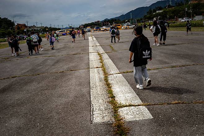 9월7일 충북 제천시 홍광초등학교 학생들이 활주로를 따라 집으로 향하고 있다. 이들은 하루 두 번 활주로를 가로지른다. ⓒ시사IN 조남진