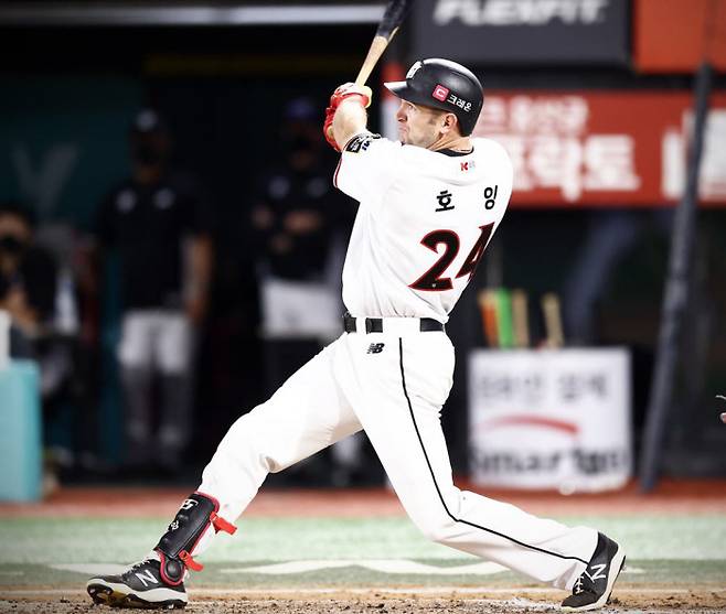 KT 재러드 호잉이 16일 수원 롯데전에서 적시타를 치고 있다. KT 위즈 제공