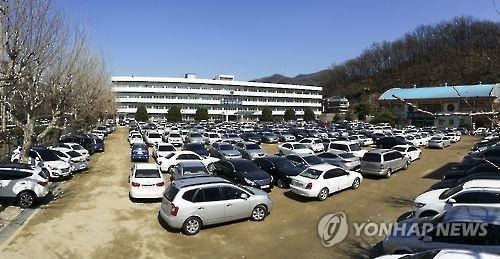 학교에 주차된 차량  [연합뉴스 자료사진]