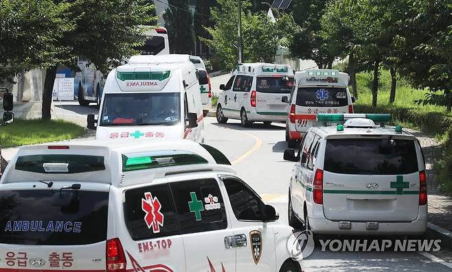 확진자 이송 차량으로 분주한 경기도 내 한 생활치료센터 [연합뉴스 자료사진. 재판매 및 DB 금지]