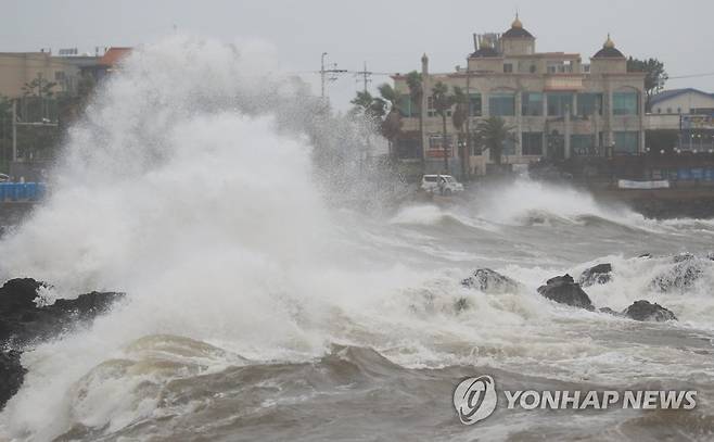 태풍 '찬투' 서귀포 남서쪽 해상서 북진 중…내일부터 본격 영향    [연합뉴스 자료사진]