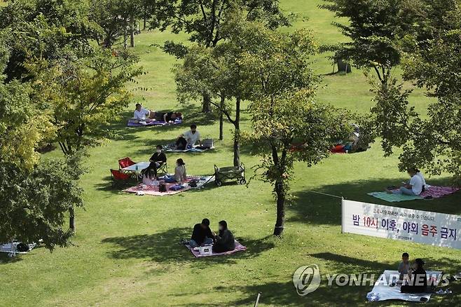 한강공원 찾은 시민들 [연합뉴스 자료사진]