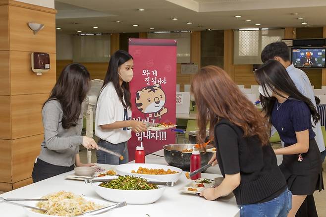 고려대 89학번 동기회, 후배들에게 무료 점심 제공 [고려대 제공. 재판매 및 DB 금지.]