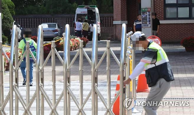 개학 초등학교서 확진자 발생 8일 오전 광주 북구의 한 초등학교에서 학생 확진자가 발생해 학교 출입 통제와 전수조사 조치가 시행되고 있다. [연합뉴스 자료사진]