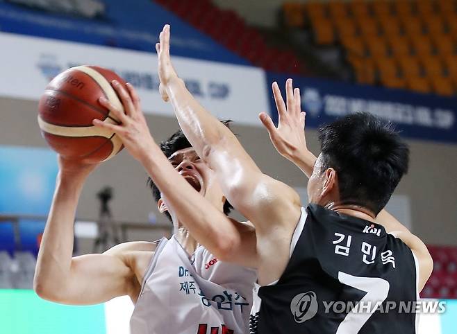 이대성 '다 비켜!' (상주=연합뉴스) 임헌정 기자 = 16일 오후 경북 상주실내체육관에서 열린 2021 MG새마을금고 KBL 컵대회 수원kt-고양오리온 경기.
오리온 이대성이 kt 김민욱의 블로킹을 피해 슛을 노리고 있다. 2021.9.16 kane@yna.co.kr