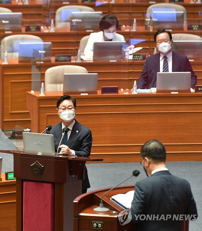 대정부질문 답변하는 박범계 (서울=연합뉴스) 진성철 기자 = 박범계 법무부 장관이 16일 서울 여의도 국회 본회의에서 진행된 교육·사회·문화 분야 대정부질문에서 답변하고 있다.  2021.9.16  [국회사진기자단] zjin@yna.co.kr