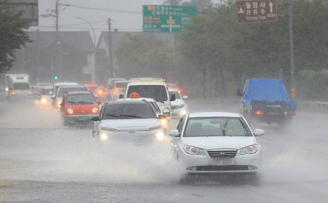 태풍 찬투의 영향으로 제주시 한북로의 도로가 물에 잠겨 차량이 서행하고 있다. 사진=연합
