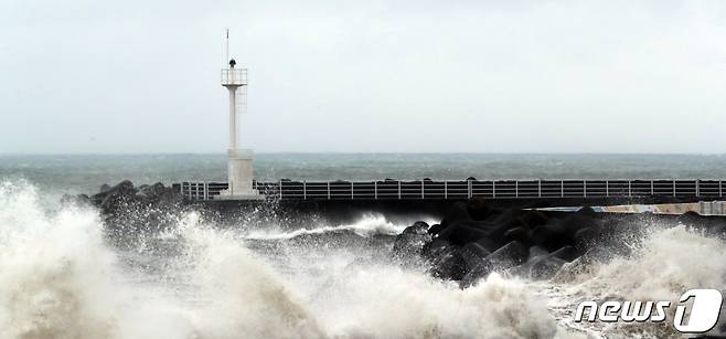 제14호 태풍 '찬투(CHANTHU)'가 북상 중인 16일 오전 제주 서귀포시 표선면 해상에 거친 파도가 일고 있다. 2021.9.16/뉴스1 © News1 오현지 기자
