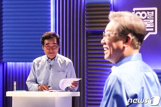 14일 밤 서울시 마포구 MBC 사옥에서 열린 더불어민주당 대선후보 100분 토론회에서 이낙연 대선 경선 후보(왼쪽)가 이재명 후보의 리허설을 바라보고 있다. 2021.9.14/뉴스1 © News1 국회사진취재단