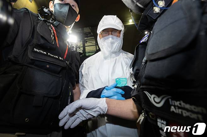 광주 학동 붕괴 참사와 관련해 금품수수 의혹을 받고 해외로 도피한 문흥식 전 5・18구속부상자회장이 지난 11일 오후 인천국제공항으로 자진 귀국한 후 경찰에 압송되고 있다. 2021.9.11/뉴스1 © News1 이재명 기자