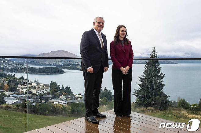 스콧 모리슨 호주 총리와 저신다 아던 뉴질랜드 총리(오른쪽)가 2021년 5월31일 뉴질랜드 퀸스타운에서 열릴 회담을 앞두고 포즈를 취하고 있다. © AFP=뉴스1 © News1 조소영 기자