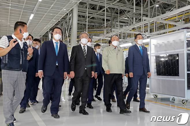 더불어민주당 대선 경선 후보인 이재명 경기도지사가 17일 오전 광주 광산구 빛그린산업단지 광주글로벌모터스(GGM)에서 GGM 관계자의 설명을 들으며 공장 내부를 둘러보고 있다. 2021.9.17/뉴스1 © News1 황희규 기자