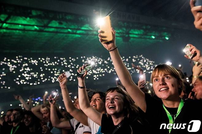덴마크 코펜하겐 파켄 경기장에서 2021년 9월 11일 열린 밴드 'The Minds of 99'의 공연.  마스크를 쓰지 않은 채 자유롭게 공연을 즐기는 시민들의 모습이 인상적이다. © 로이터=뉴스1 © News1 최서윤 기자