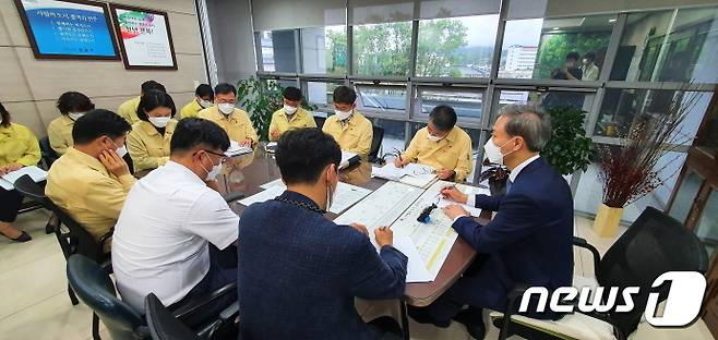 김승수 전주시장은 17일 전주시보건소에서 실·국장급 간부와 전주시 보건자문위원 등 20여 명이 참석한 가운데 추석 연휴 코로나19 확산을 막기 위한 긴급 대책회의를 가졌다.(전주시 제공)© 뉴스1